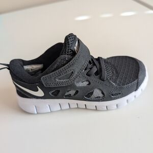 Nike Free Run 2, Little Kids, Black and White Sneakers